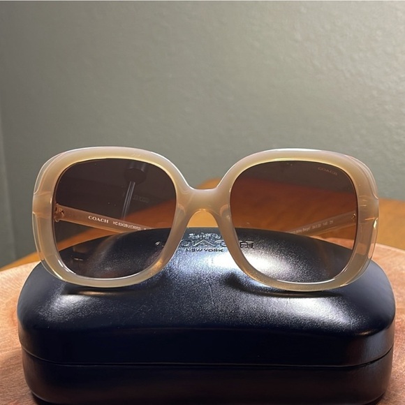 COACH Like New Square Sunglasses in Caramel. OS. - Picture 1 of 10